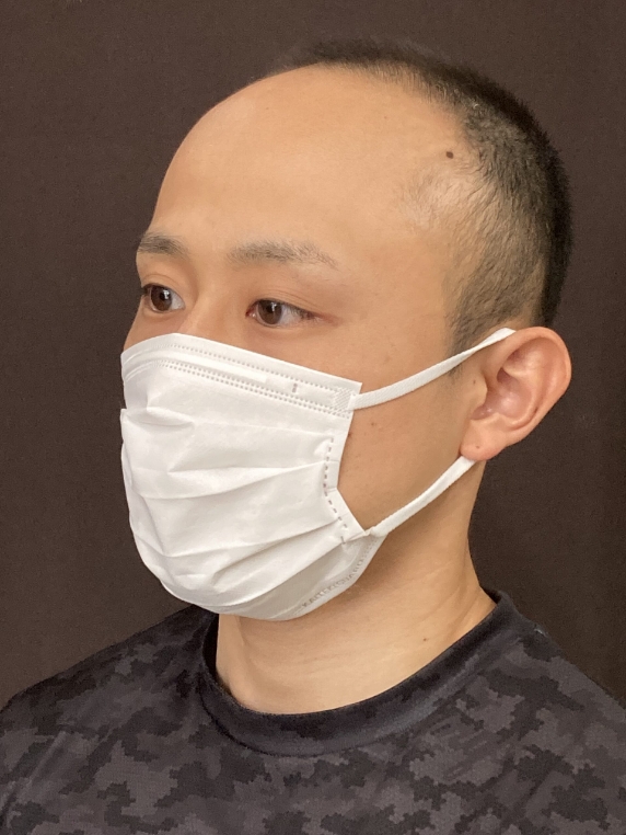 マスクをするトレーナー