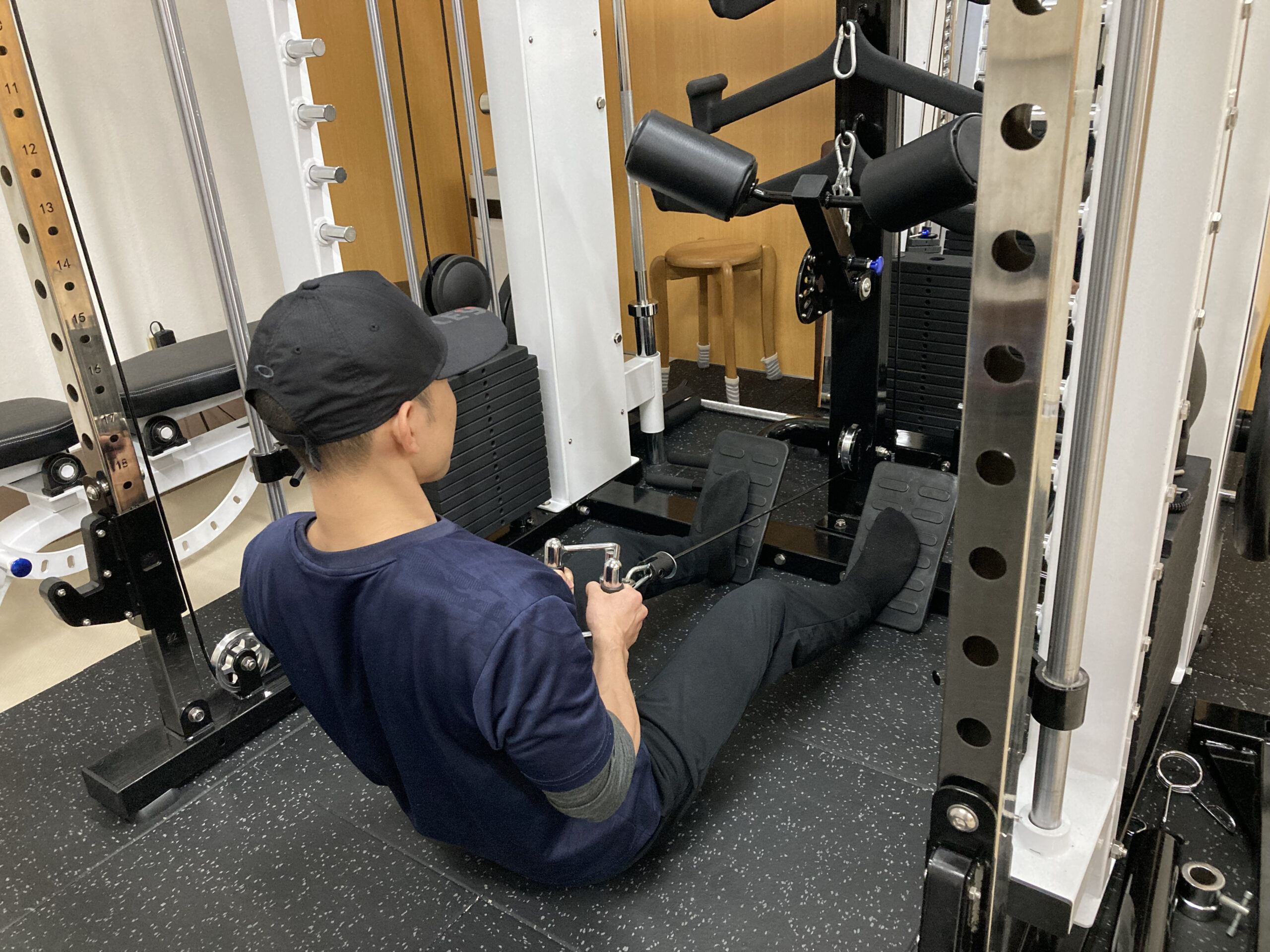 高機能スミスマシンで背筋を鍛える男性