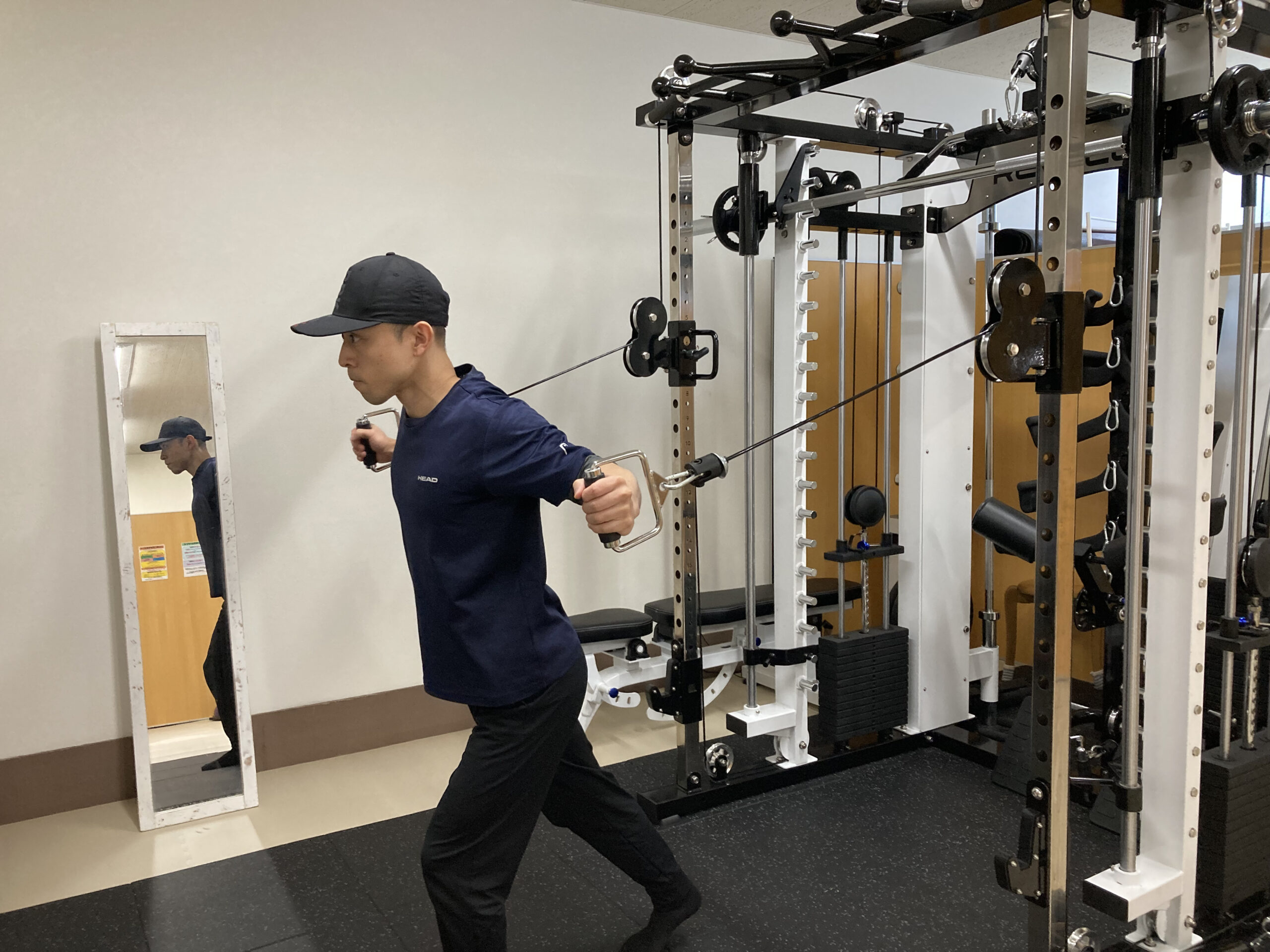 高機能スミスマシンで胸の筋肉を鍛える男性